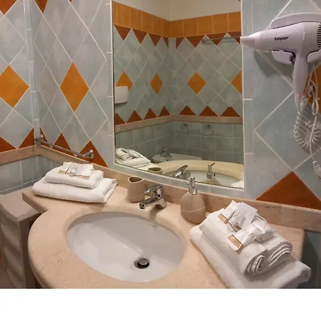 Sun Lovers Is Molas Pula