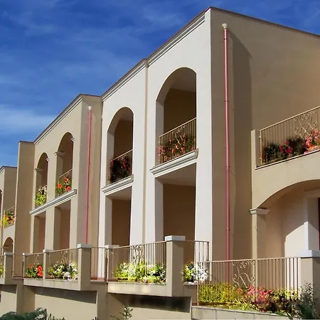 Sun Lovers Is Molas Pula