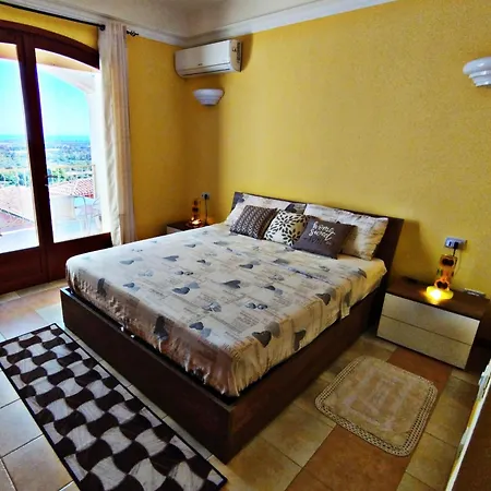 Sun Lovers Is Molas * Pula